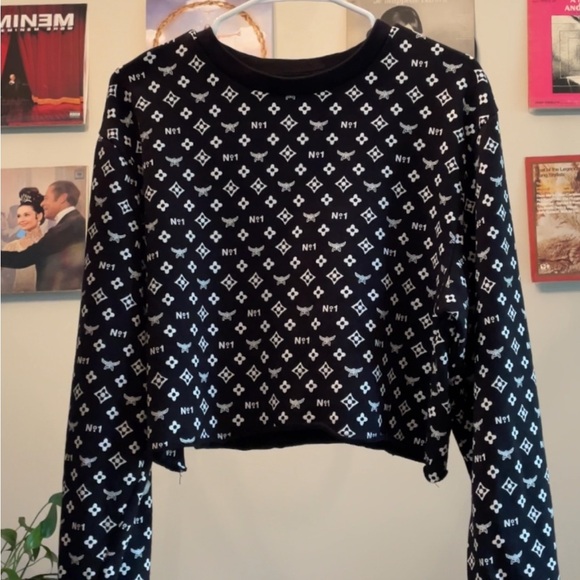 Black and White Patterned Cropped Sweater - Picture 6 of 6
